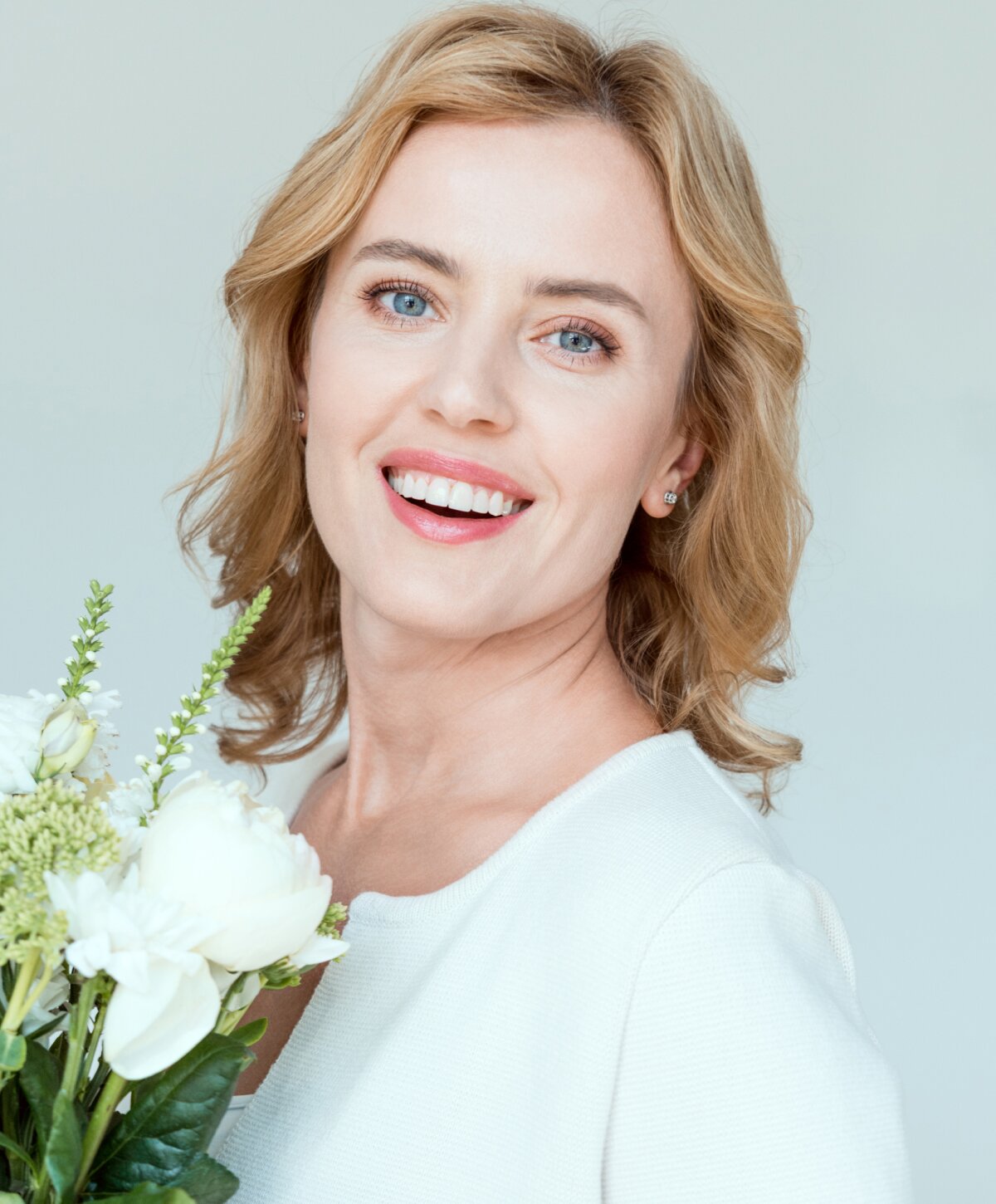 Reading Blepharoplasty Model with blonde hair